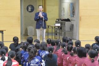 日高市文化体育館「ひだかアリーナ」で開催された、第32回かわせみ杯争奪ミニバスケットボール大会の開会式の挨拶の写真