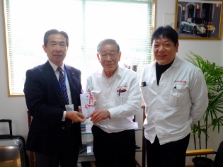 狭山車体工業市長企業見学寄附金受領の写真