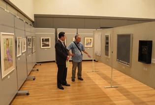 第15回絵画連盟展鑑賞の様子の写真