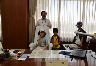 「ひ・まわり探検隊」事業で隊員の皆さんが市役所見学を行い、市長を訪ねるところの写真2