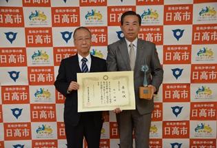 文化ともしび賞の表彰を受けた坂口唯さんの写真