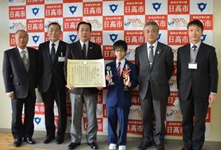 平成27年度「全国中学生人権作文コンテスト中央大会」で法務事務次官賞を受賞した田島光貴さん他が写っている集合写真