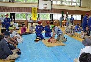 体育館の防災訓練でAEDを使用しているところの写真