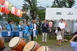 鹿山上区納涼盆踊り大会の冒頭の挨拶の様子の写真