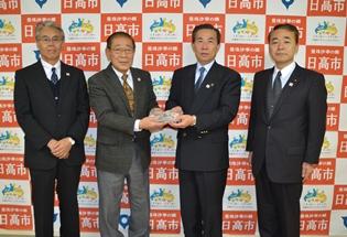 高麗郡建郡1300年記念事業ロゴマークのピンバッチを寄贈の写真