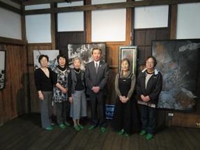 小さな美術館のアーティスト展の写真