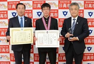 感謝状贈呈の様子の写真