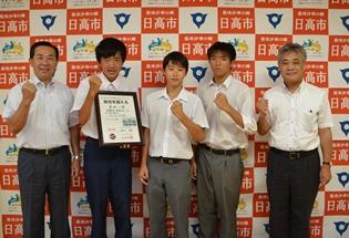 全国大会、関東大会に出場する市内の中学生に、各大会への抱負を語ってもらっているところの写真