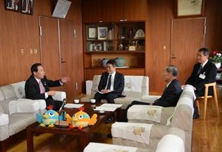 社会福祉協議会の鯉沼文夫会長との対談の様子の写真1