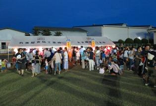 丸美屋食品工業株式会社の納涼祭で皆が楽しんでいるところの写真