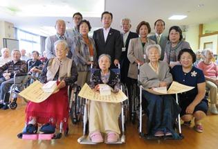 長寿のお祝いの様子の写真