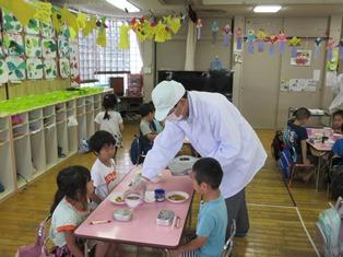 市長の給食当番(高麗保育所)の写真1