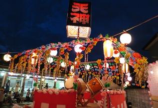 天神区自治会館敷地内で開催された、天神区夏祭り大会の様子の写真