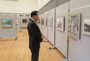 日高市絵画連盟展の様子の写真