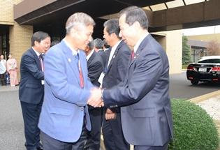 大韓民国烏山市代表団歓送の写真1