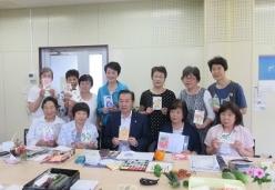 「市長と話そう!ふれあいトーク」で、高麗川南公民館で活動されている絵手紙サークル「かたつむりの会」の記念撮影の写真