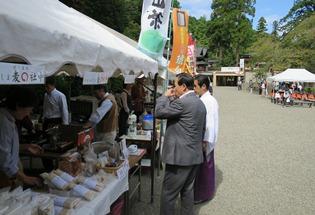 まんじゅう祈願まつりの様子の写真