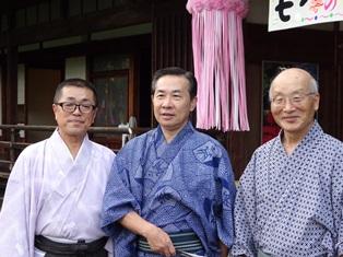 高麗郷古民家で開催された「古民家七夕の夕べ―ゆかたでどうぞ―」に出席し、尺八と琴の演奏会を鑑賞している写真