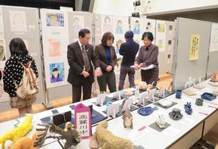 日高市小・中学校美術展覧会の様子の写真1