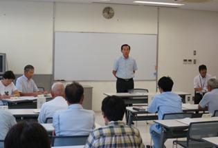 文化体育館「ひだかアリーナ」で開催された、日高市交通安全推進協議会委員会の会合の様子の写真