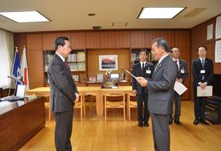 特別職報酬等審議会(土井太郎会長)の写真