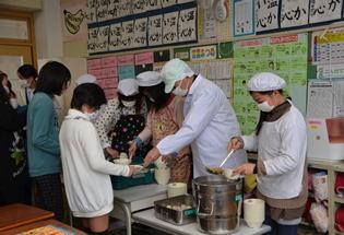 高根小学校での「市長の給食当番」の写真