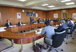 定例記者会見の写真