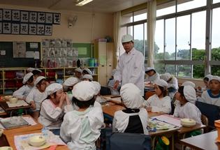 市長の給食当番の写真