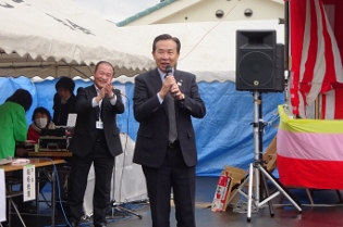 武蔵高萩駅前さくら祭り市長あいさつの写真