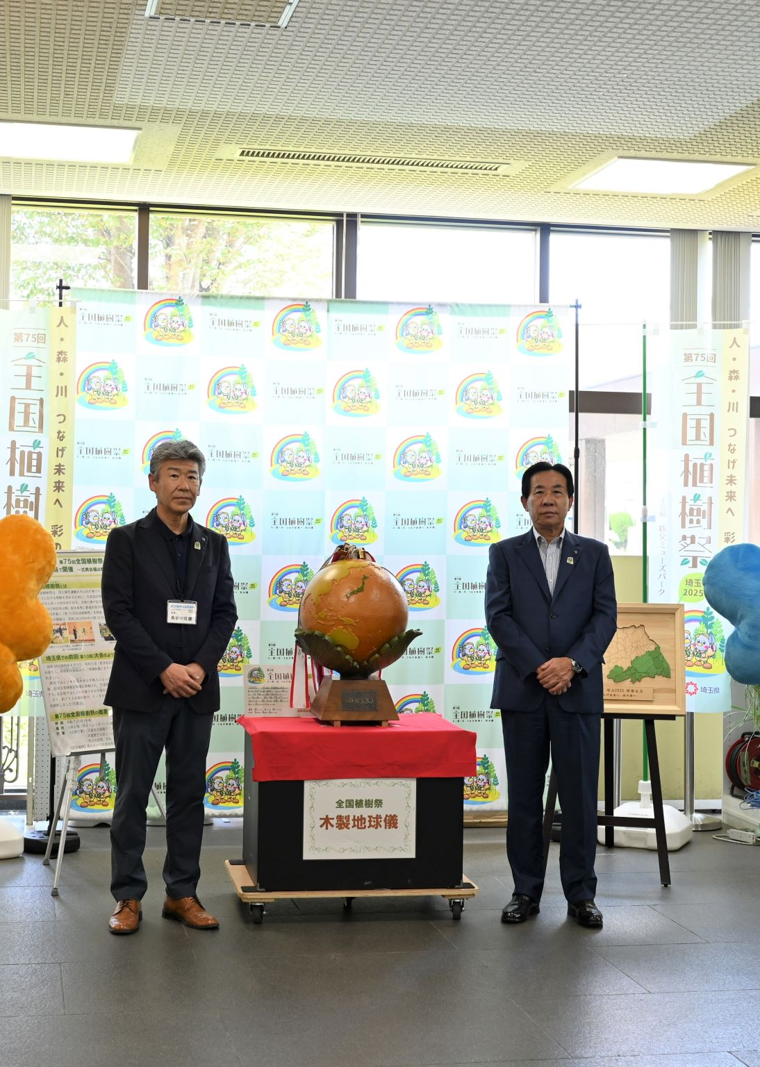 木製地球儀巡回展示及び引き渡し式での谷ケ崎市長