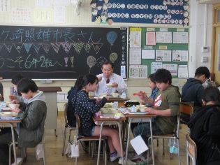 市長の給食当番高根小給食中の写真