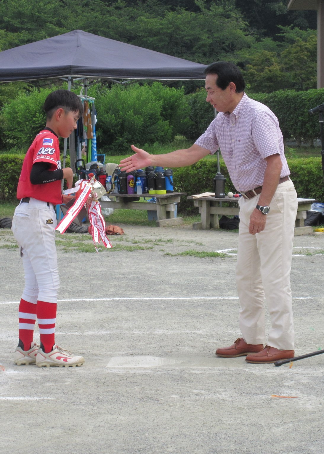 日高エンジョイカップ大会閉会式で市長杯を授与する谷ケ崎市長