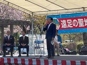 巾着田春まつりであいさつする市長
