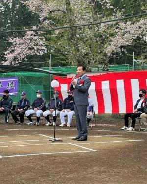 日高ボーイズ球団入団式であいさつする市長