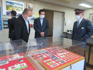 高麗公民館文化祭で鉄道展示を鑑賞する市長