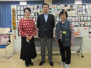 高麗川南公民館文化祭で作品の前での記念写真