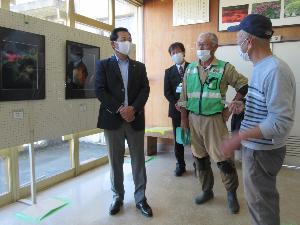 高萩公民館文化祭で作品の前で会話する市長と市民の皆さん