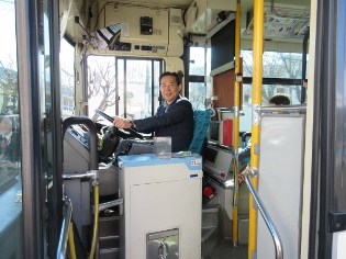 こどもフェスティバルイーグルバス運転席に座る市長の写真