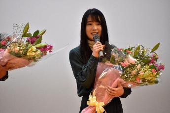 スピーチするミドリ役の小野春花さん
