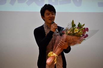 スピーチするタカシ役の田中良一さん