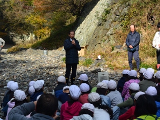 ウグイの放流武蔵台小市長あいさつの写真