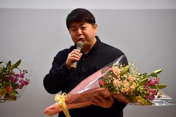 スピーチする福山功起監督