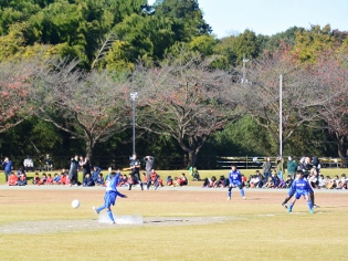 サッカー親善試合の写真