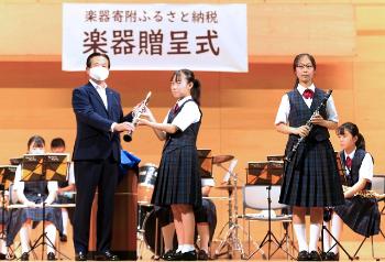 楽器寄附ふるさと納税による初めての楽器贈呈式写真