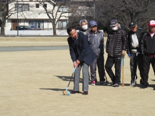 ひだかグラウンドゴルフ大会始球式の写真