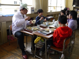 市長の給食当番給食中の写真