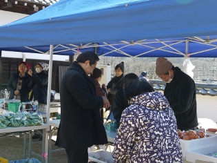 高麗郷古民家ひなまつり会場の地場産野菜販売の様子