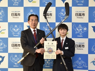 市長と全国中学生アイスホッケー大会埼玉県選抜チーム選手石岡君の写真