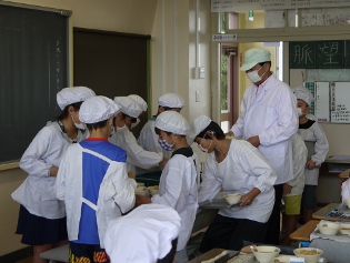 市長の給食当番の市長配膳中の写真