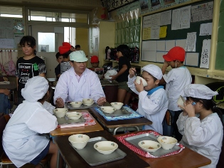 市長の給食当番の食事中の写真